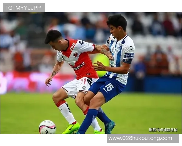 阿特拉斯与帕丘卡激战正酣比分悬念引发球迷热议